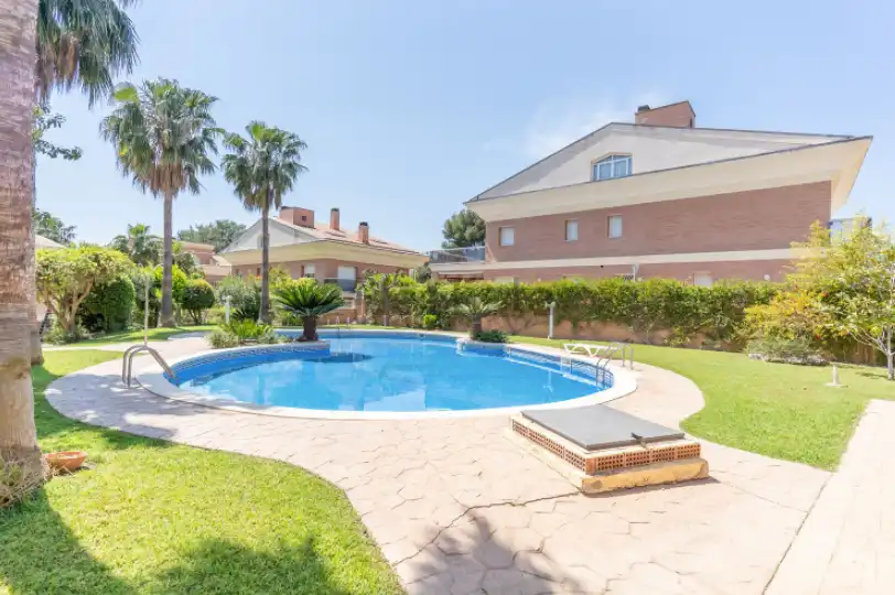 House with pool for sale in Covamar