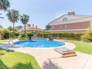 House with pool for sale in Covamar