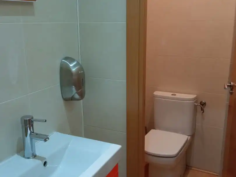 Badezimmer von Büro zur Miete in Alcalá de Henares mit Klimaanlage, Heizung und Möbliert