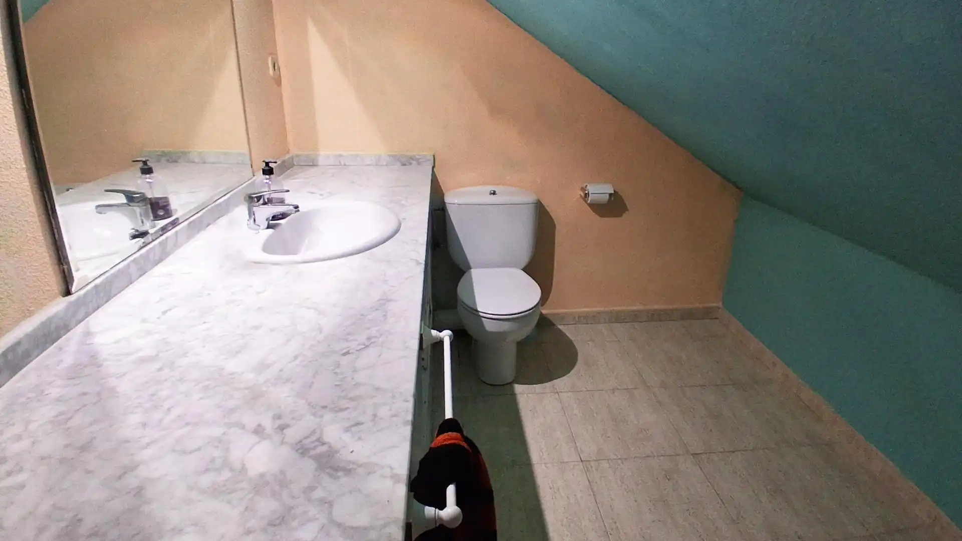 Badezimmer von Einfamilien-Reihenhaus zum Verkauf in Cabrerizos mit Heizung, Abstellraum und Schwimmbad