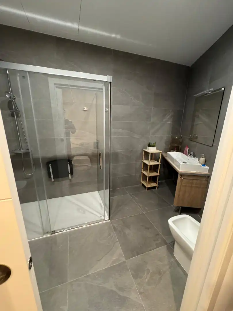Badezimmer von Erdgeschoss zur Miete in Cornellà de Llobregat mit Klimaanlage, Heizung und Möbliert