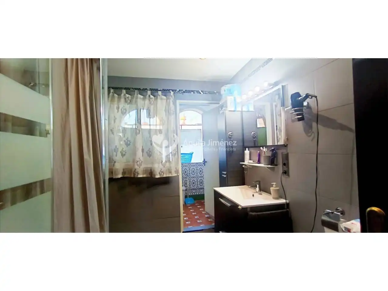 Baño de Casa adosada en venta en Alcalá de Guadaira con Aire acondicionado, Calefacción y Jardín privado