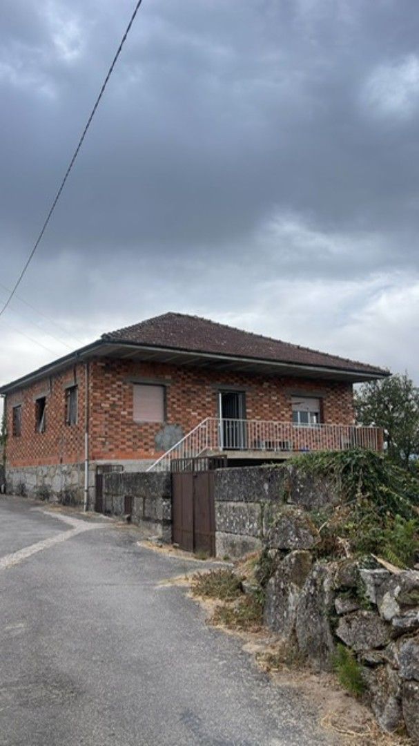 Vista exterior de Casa o xalet en venda en Lobios amb Jardí privat