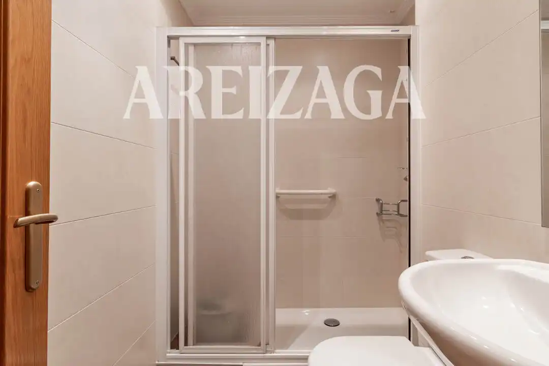 Badezimmer von Wohnung zum Verkauf in Donostia - San Sebastián  mit Heizung und Balkon