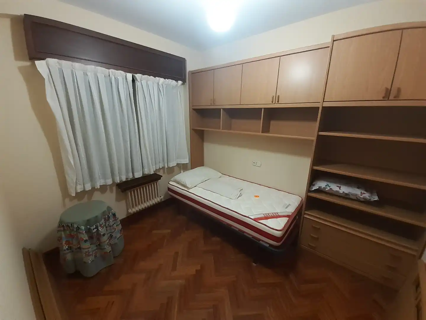 Schlafzimmer von Wohnungen zur Miete in Ourense Capital  mit Heizung, Parkett und Möbliert