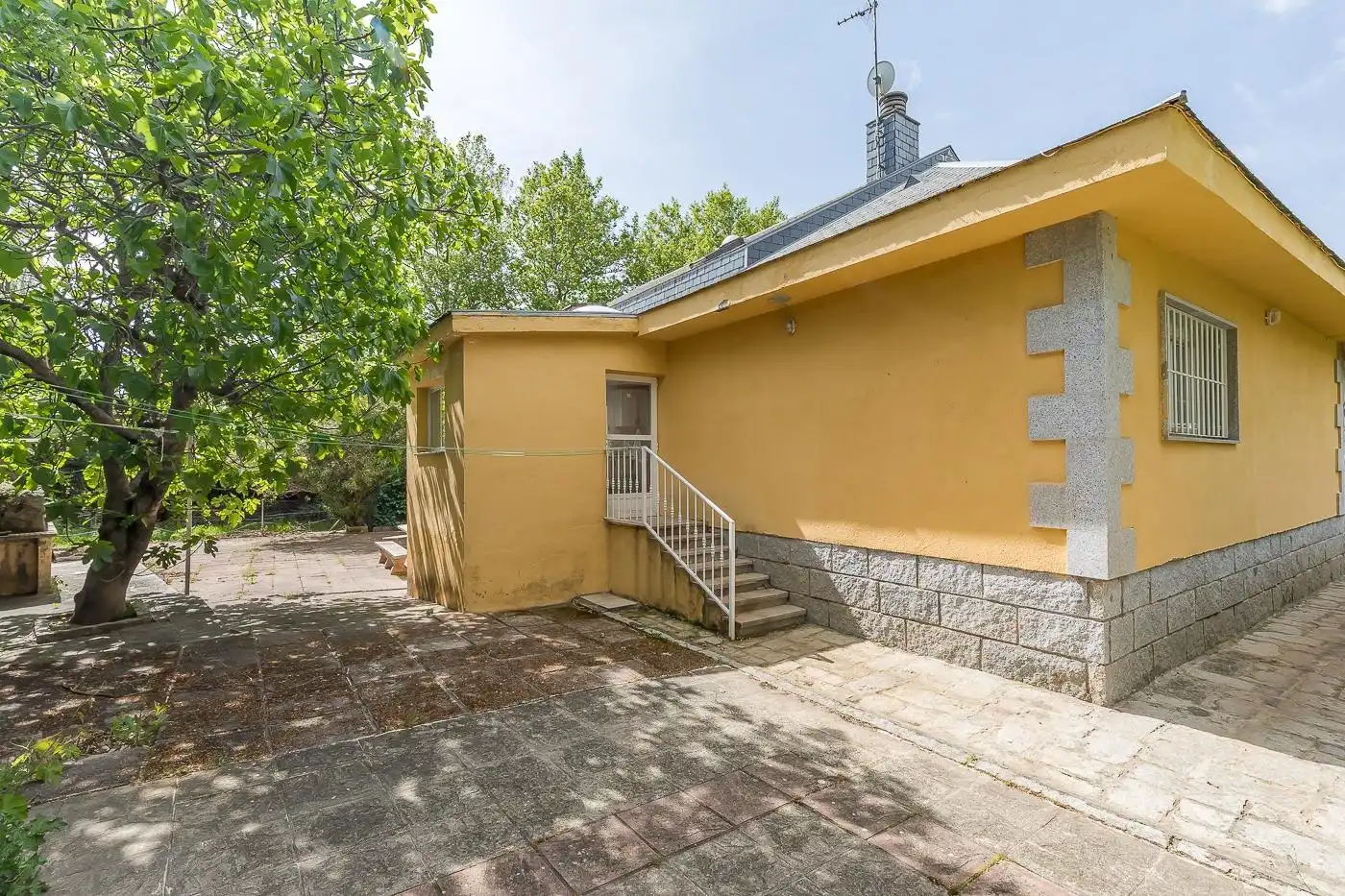 Vista exterior de Casa o chalet en venta en San Lorenzo de El Escorial con Calefacción, Alarma y Piscina comunitaria