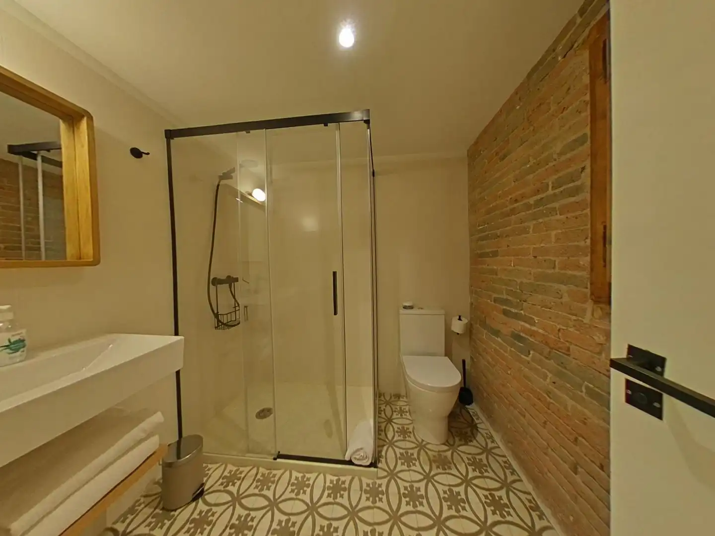 Bathroom of Flat for rent in Girona  with Air Conditioner, Heating and Terrace