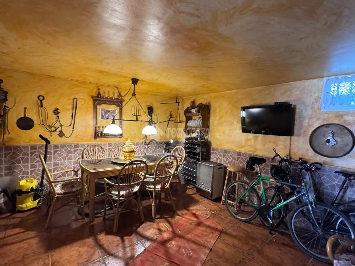 Casa adosada en venta en Valdefresno con Calefacción, Parquet y Piscina comunitaria