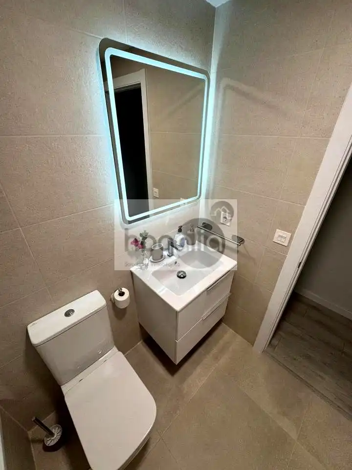 Badezimmer von Wohnung zur Miete in Sevilla mit Klimaanlage, Heizung und Terrasse