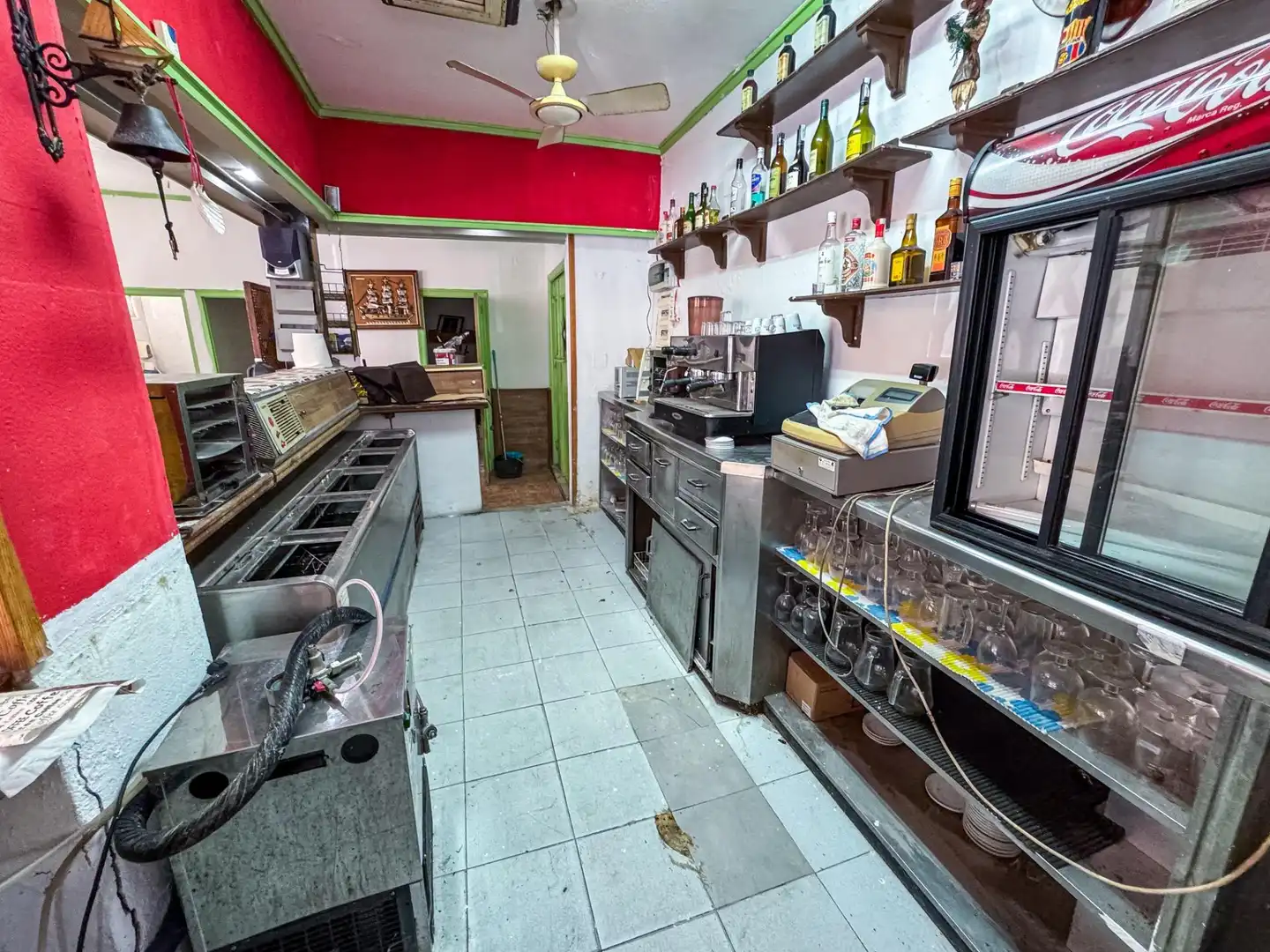 Cuina de Local en venda en Torrevieja amb Aire condicionat, Terrassa i Moblat