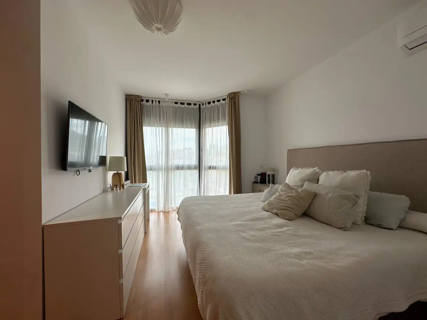Schlafzimmer von Einfamilien-Reihenhaus zum Verkauf in Sant Esteve Sesrovires mit Klimaanlage, Heizung und Privatgarten