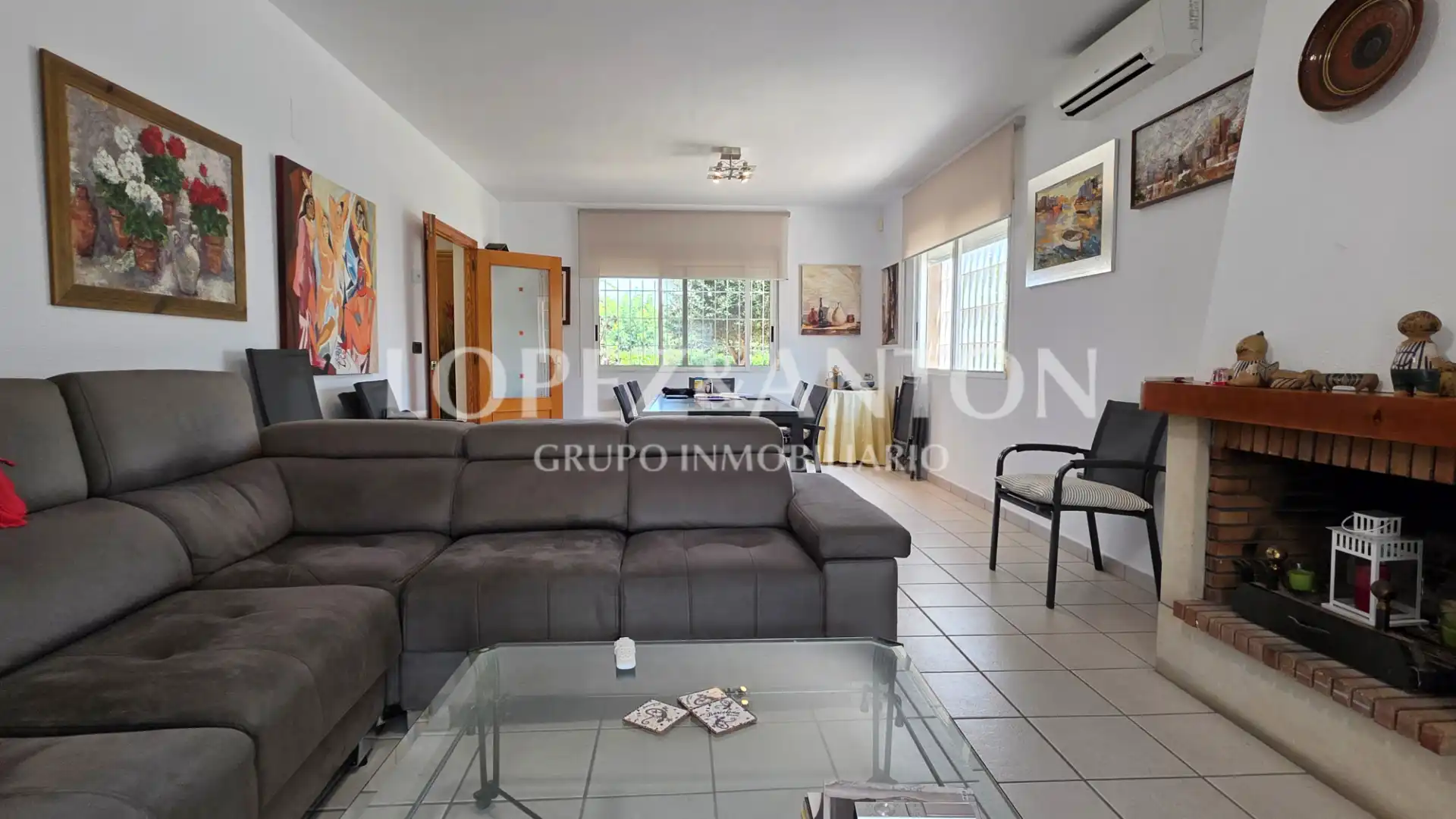 Sala d'estar de Casa o xalet en venda en L'Eliana amb Aire condicionat, Calefacció i Jardí privat