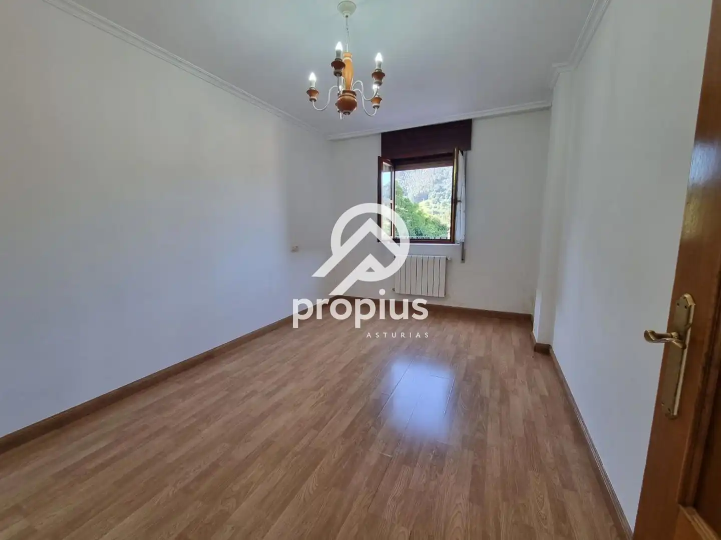 Habitación de Casa adosada en venta en Piloña con Calefacción, Jardín privado y Parquet