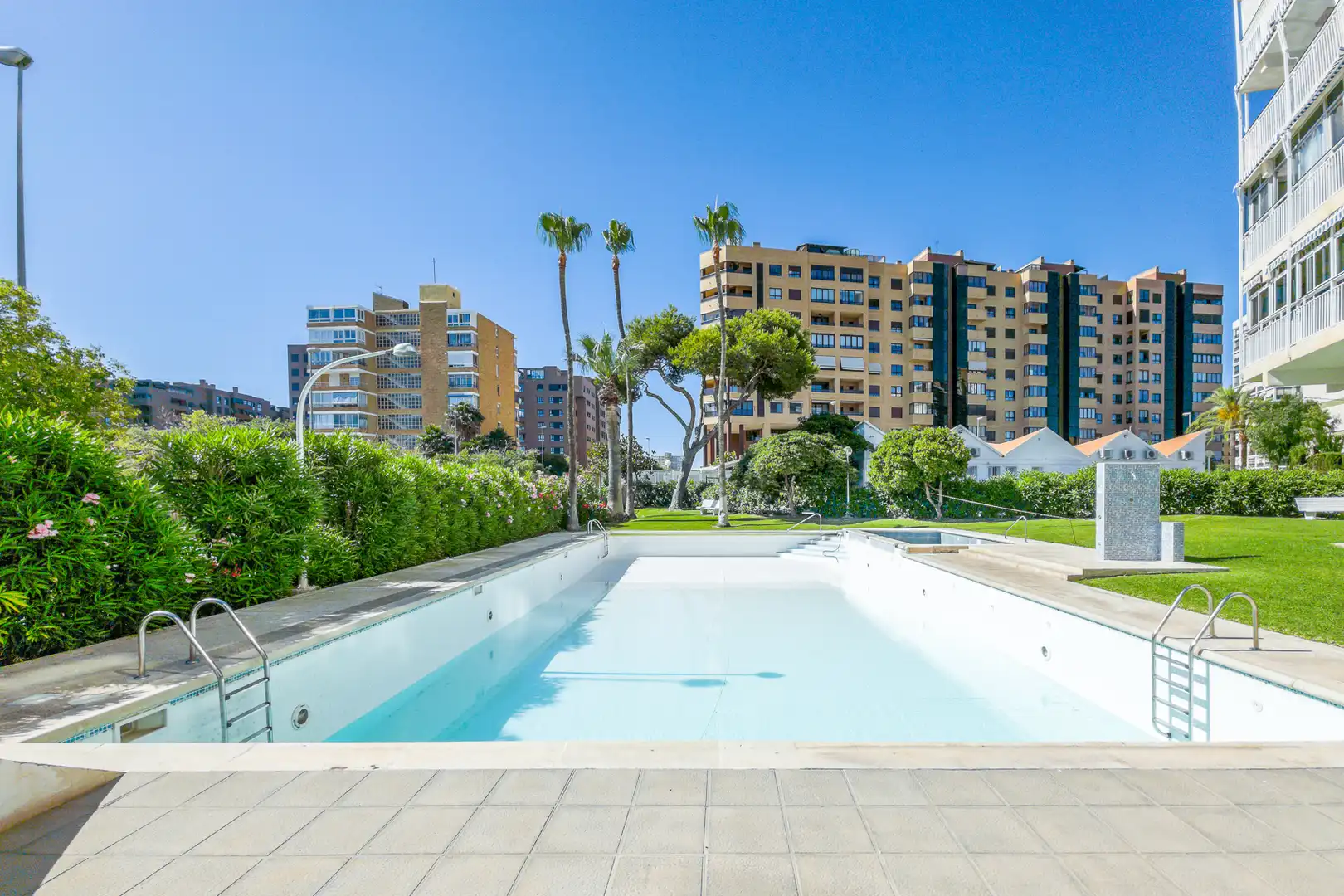Piscina de Piso en venta en Alicante / Alacant con Aire acondicionado, Terraza y Amueblado