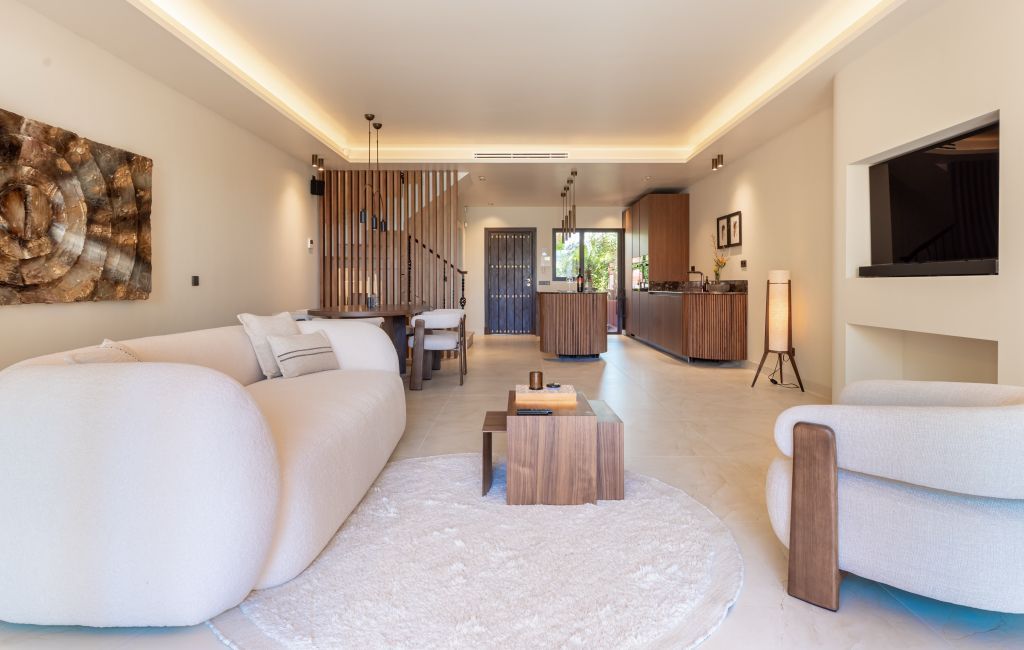 Sala d'estar de Casa adosada en venda en Marbella amb Aire condicionat, Calefacció i Jardí privat