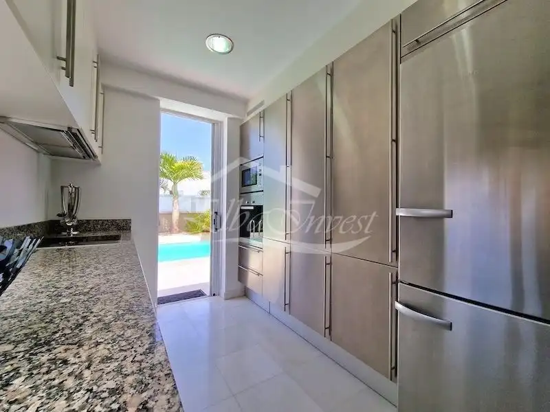 Cuina de Casa o xalet en venda en Adeje amb Aire condicionat, Jardí privat i Terrassa