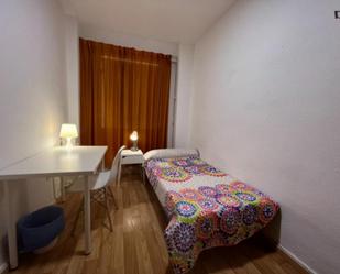 Dormitori de Apartament per a compartir en  Granada Capital amb Aire condicionat, Calefacció i Moblat
