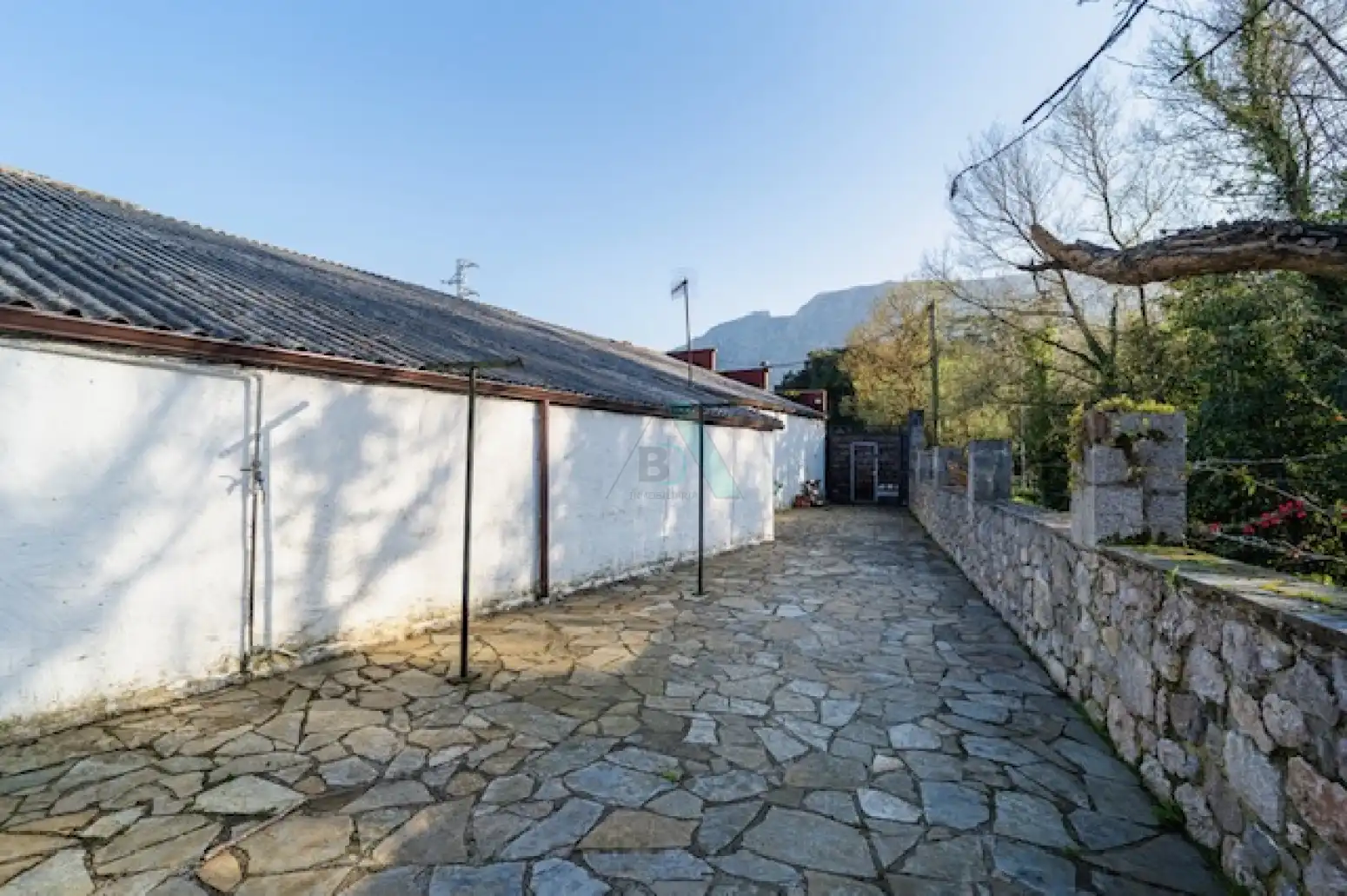 Vista exterior de Casa o xalet en venda en Llanes amb Jardí privat, Terrassa i Piscina