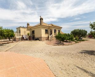 Vista exterior de Casa o xalet en venda en Orihuela amb Jardí privat, Terrassa i Piscina comunitària