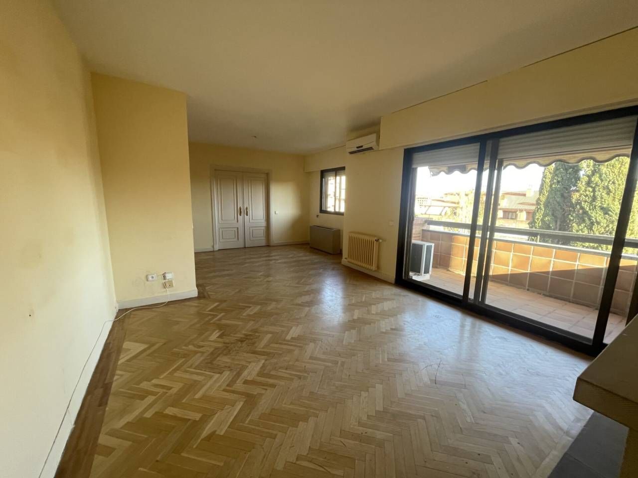 Living room of Flat for sale in  Toledo Capital  with Air Conditioner, Heating and Parquet flooring