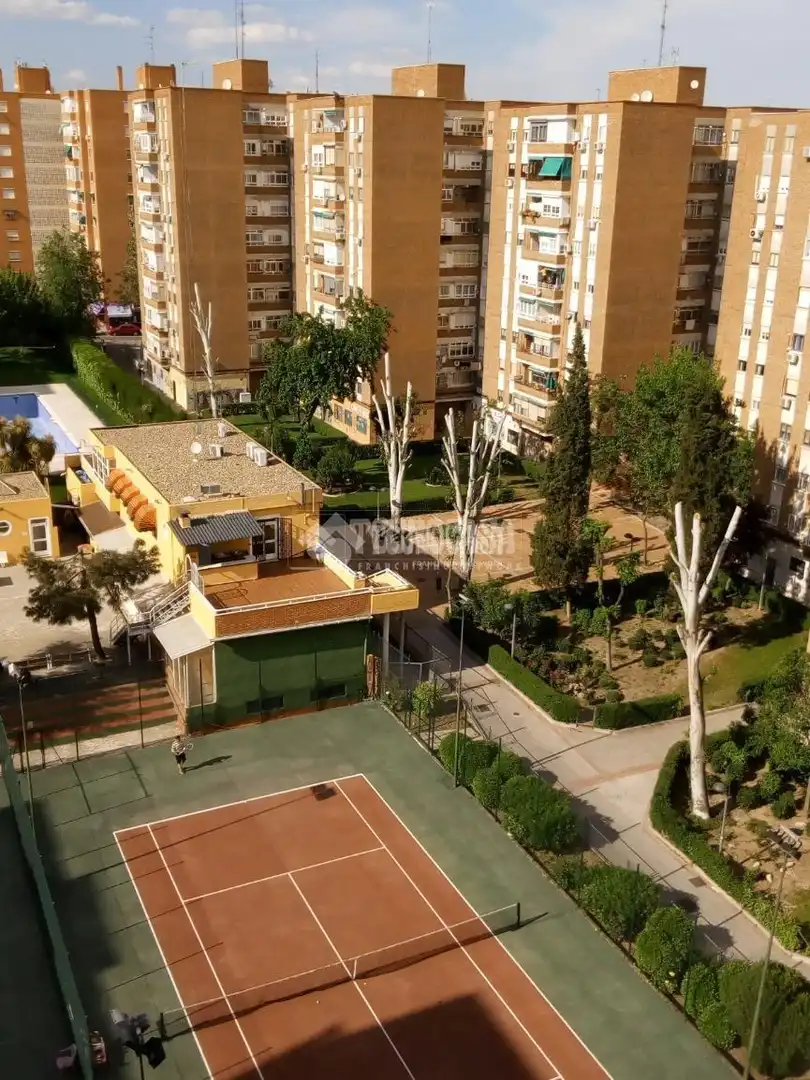 Vista exterior de Piso en venta en Fuenlabrada con Terraza y Piscina comunitaria