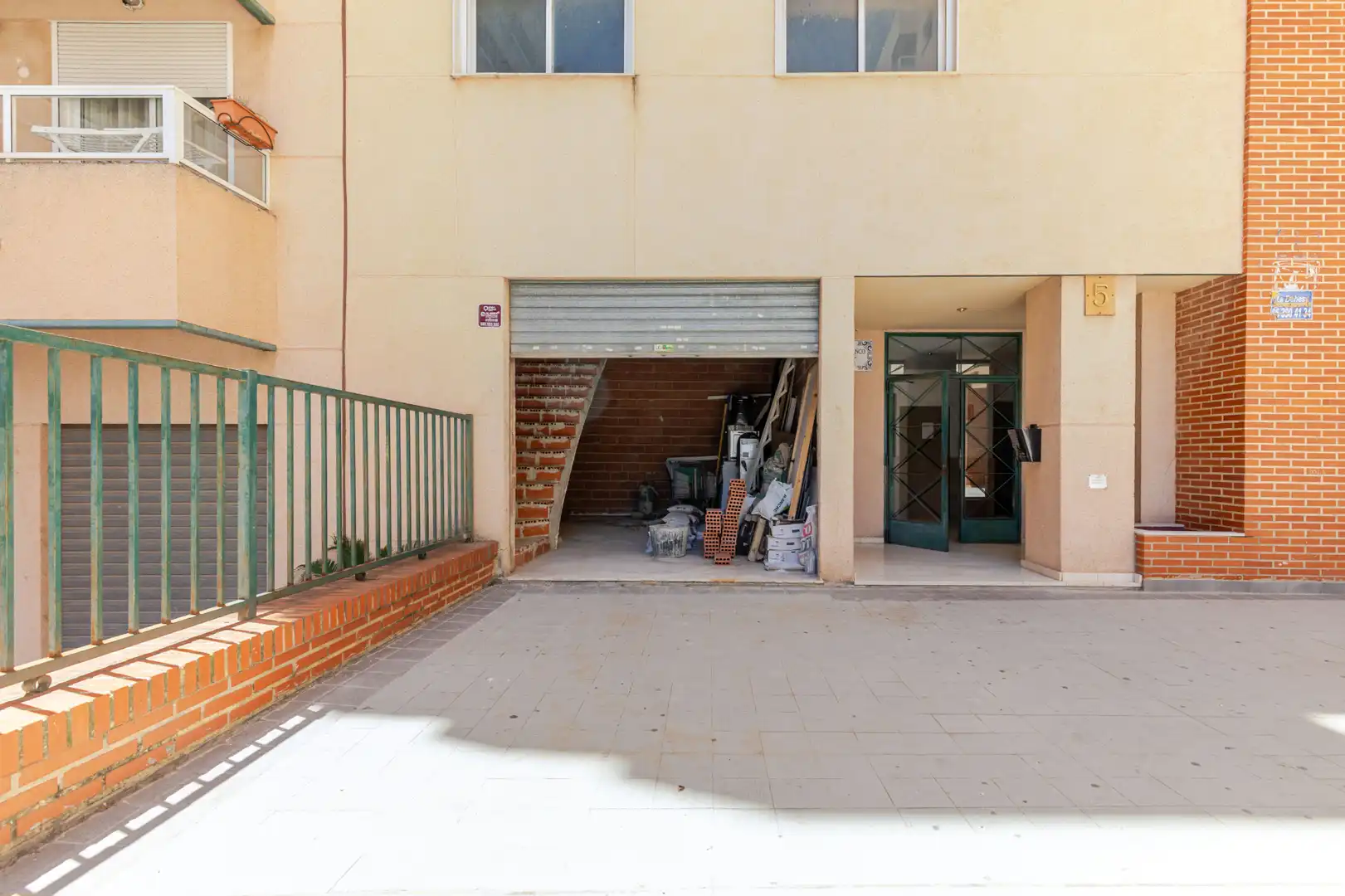 Vista exterior de Local en venta en Burjassot