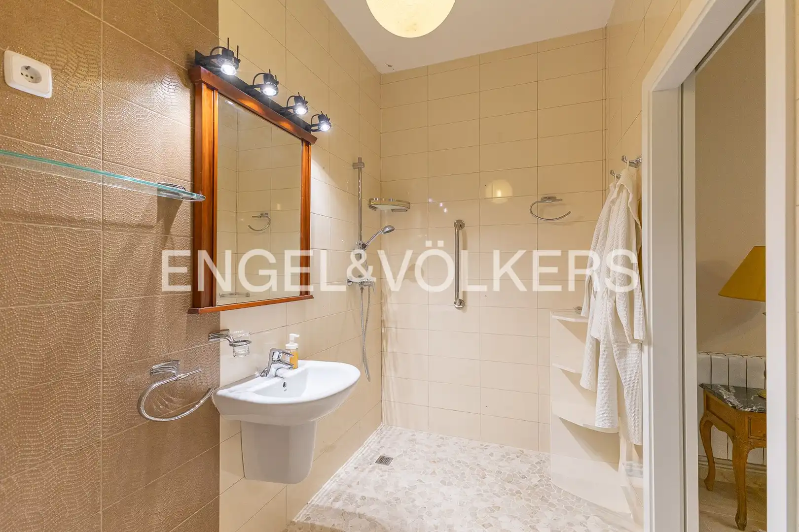 Bathroom of Houses for sale in Majadahonda  with Air Conditioner, Heating and Private garden