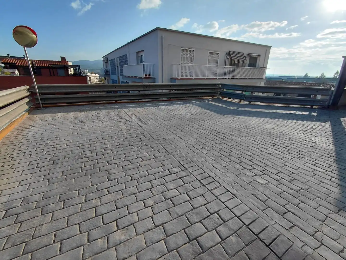 Vista exterior de Garatge en venda en Pallejà
