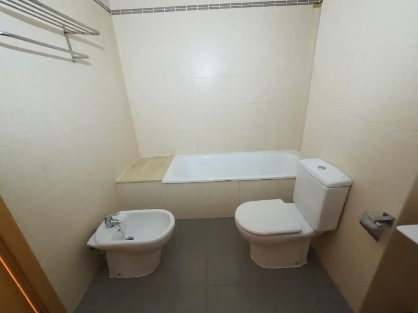 Badezimmer von Maisonette zum Verkauf in Vila-seca mit Parkett