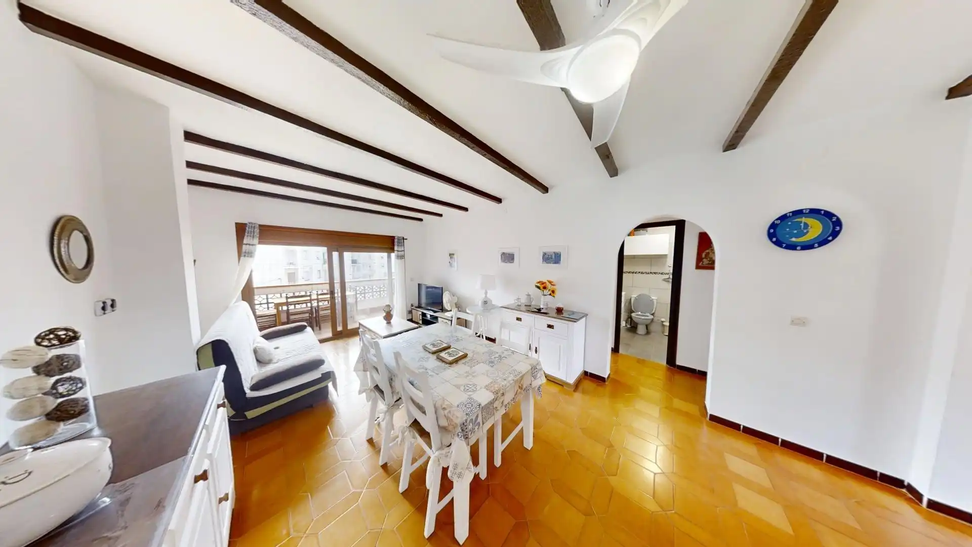 Sala d'estar de Apartament en venda en Empuriabrava amb Jardí privat, Terrassa i Moblat