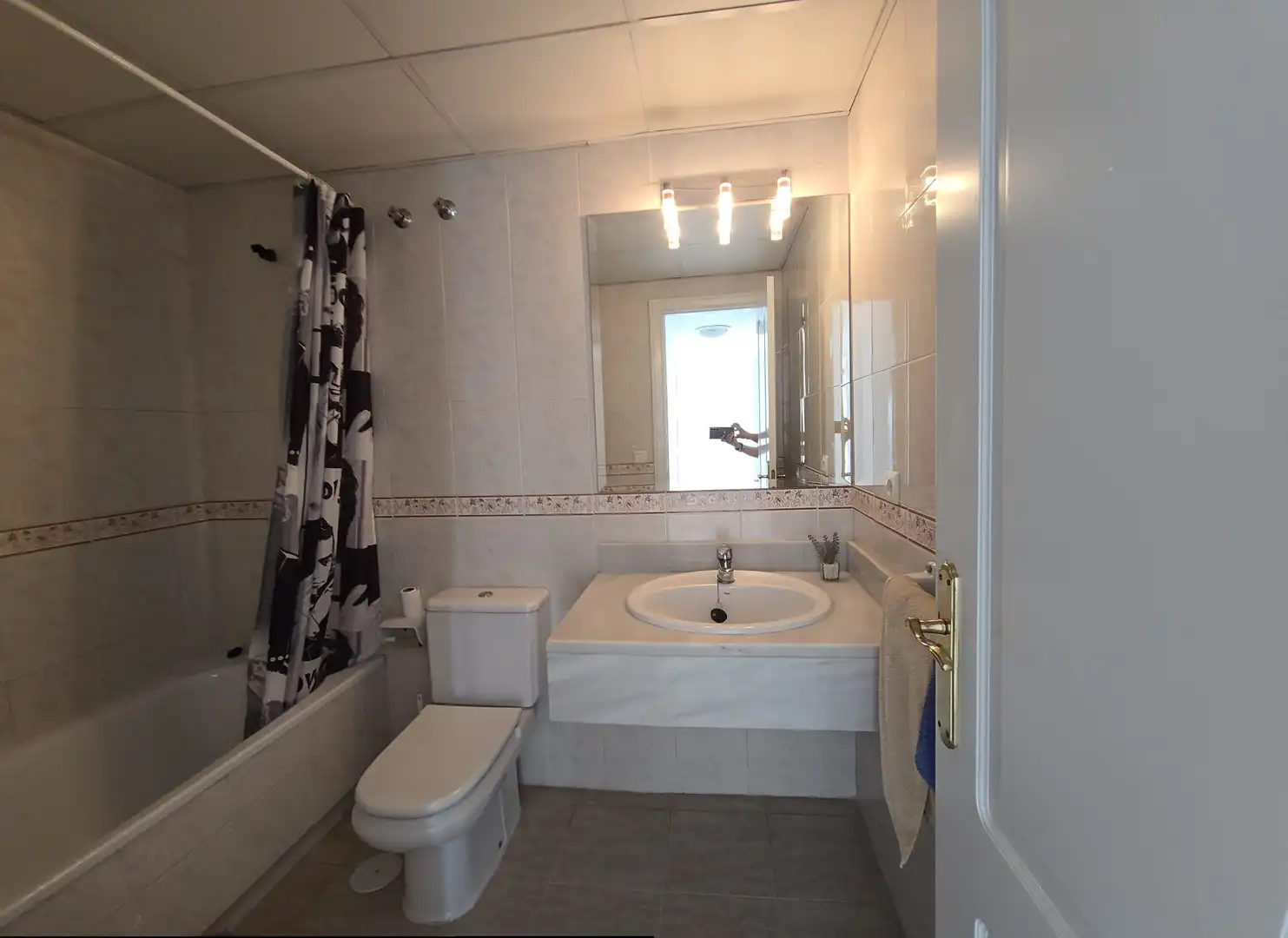 Badezimmer von Dachboden zur Miete in Marbella mit Klimaanlage, Terrasse und Möbliert