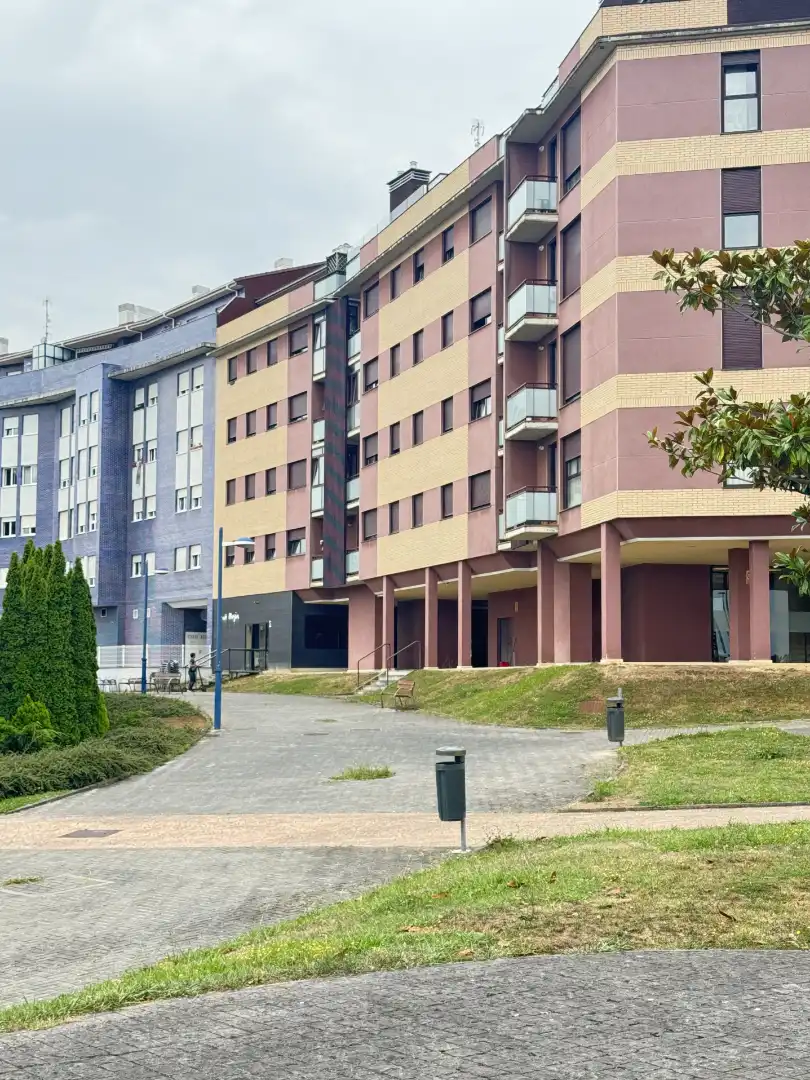 Vista exterior de Ático en venta en Avilés con Calefacción, Parquet y Terraza