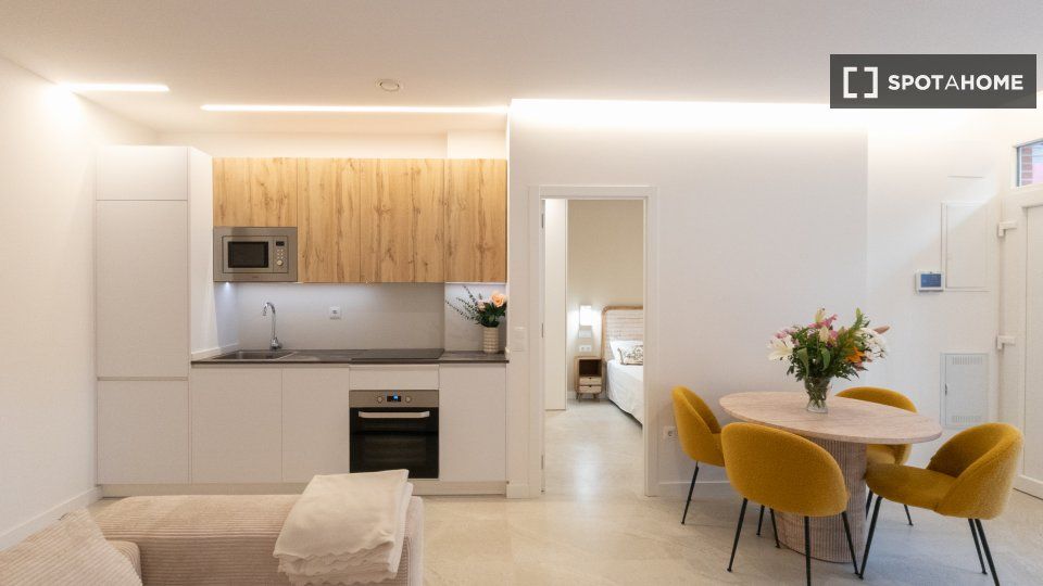 Cuina de Pis de lloguer en  Madrid Capital amb Aire condicionat, Calefacció i Moblat