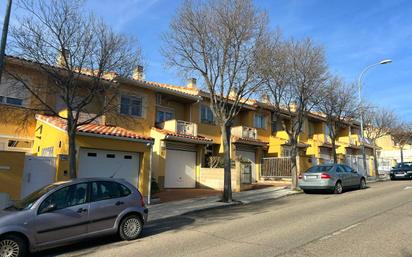 Vista exterior de Casa adosada en venda en  Toledo Capital amb Aire condicionat, Calefacció i Jardí privat