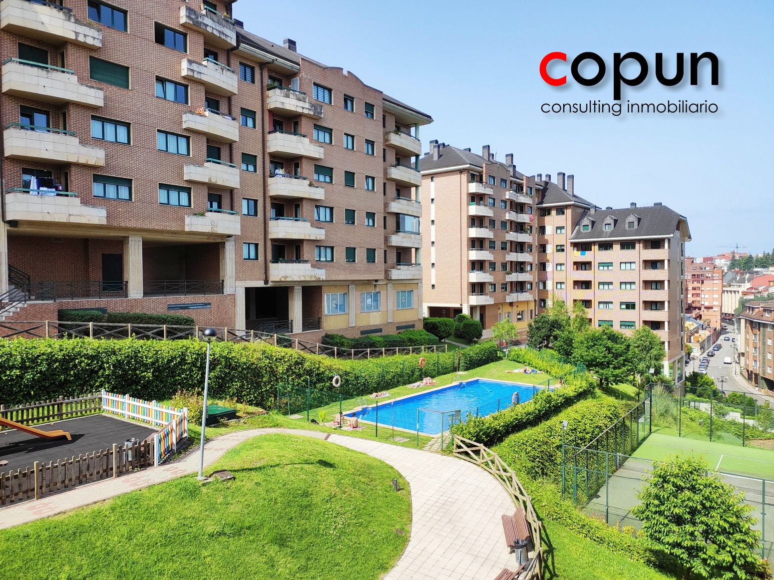 Vista exterior de Pis en venda en Oviedo  amb Calefacció, Jardí privat i Terrassa