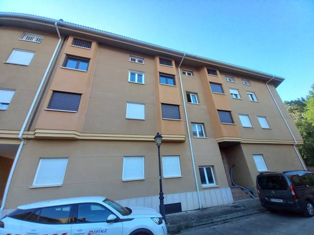 Edificio en Venta en C/ Sagrada Familia en Pradoluengo