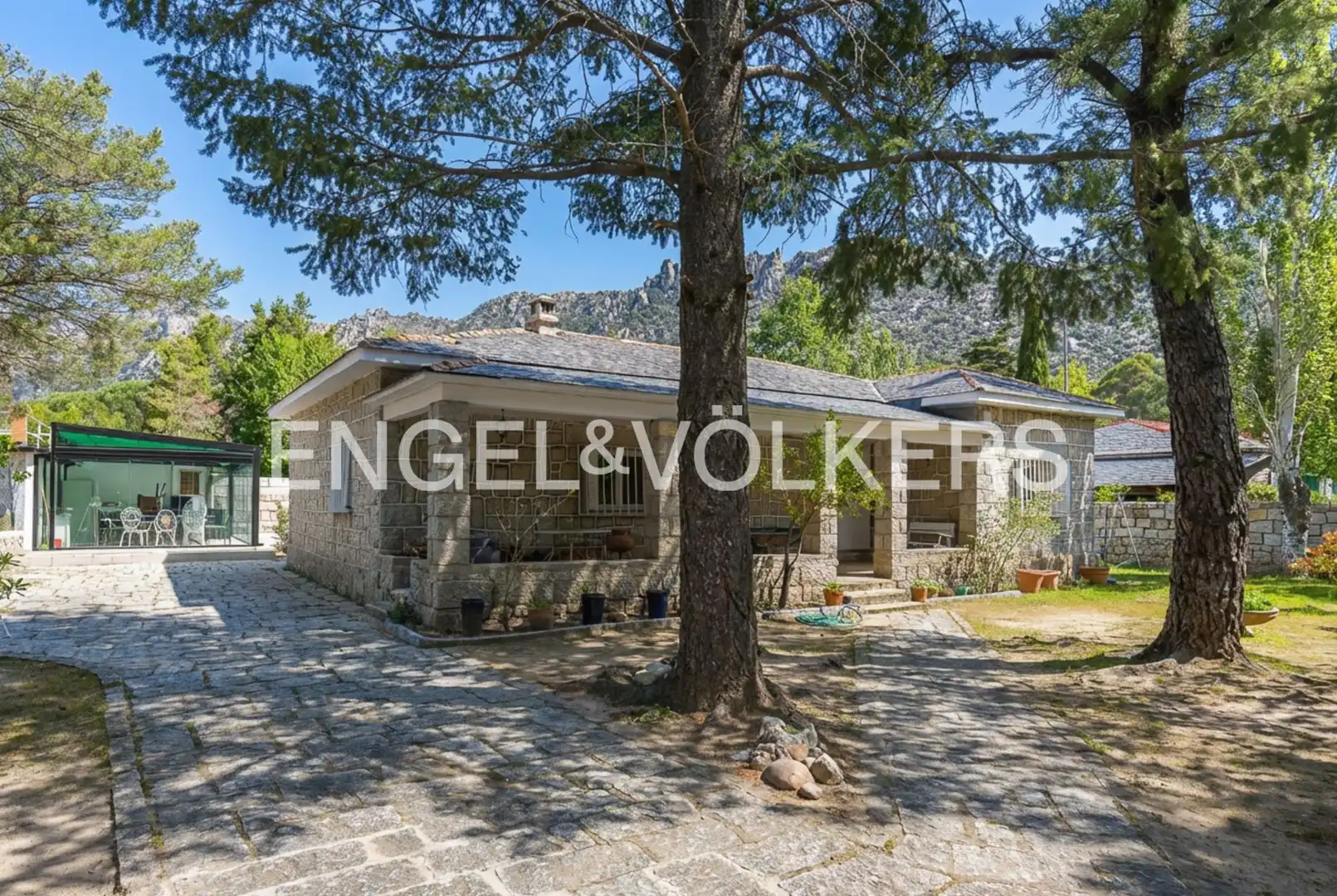 Vista exterior de Casa o chalet en venta en La Cabrera con Calefacción, Jardín privado y Piscina