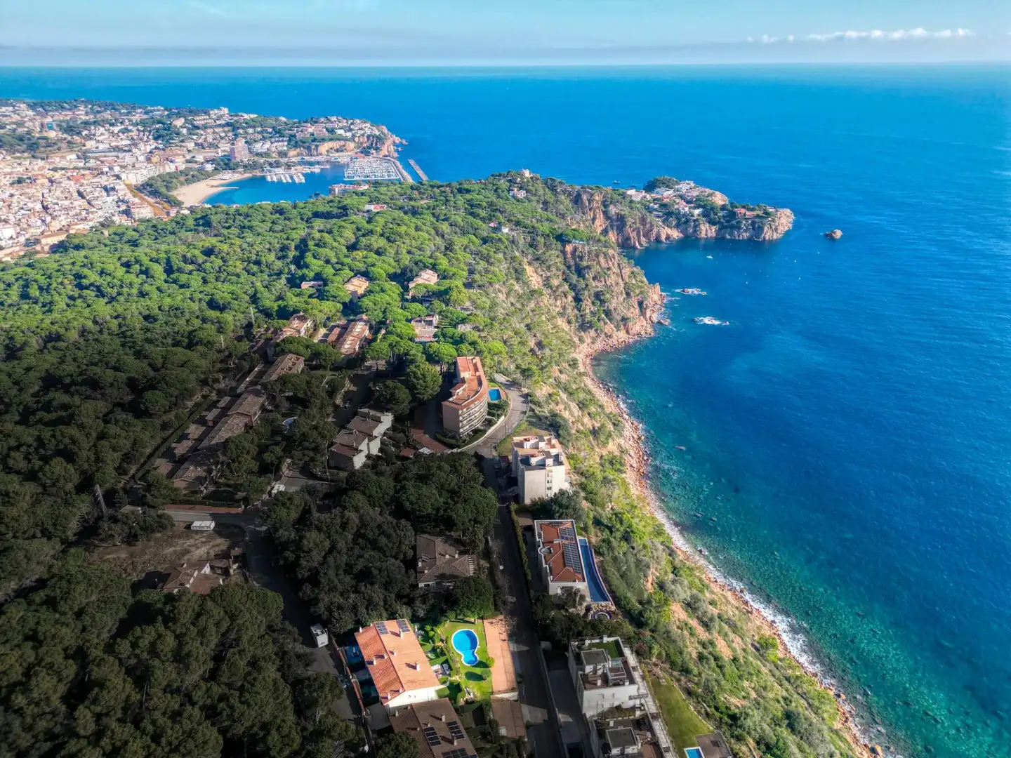 Vista exterior de Casa adosada en venda en Sant Feliu de Guíxols amb Aire condicionat, Calefacció i Jardí privat