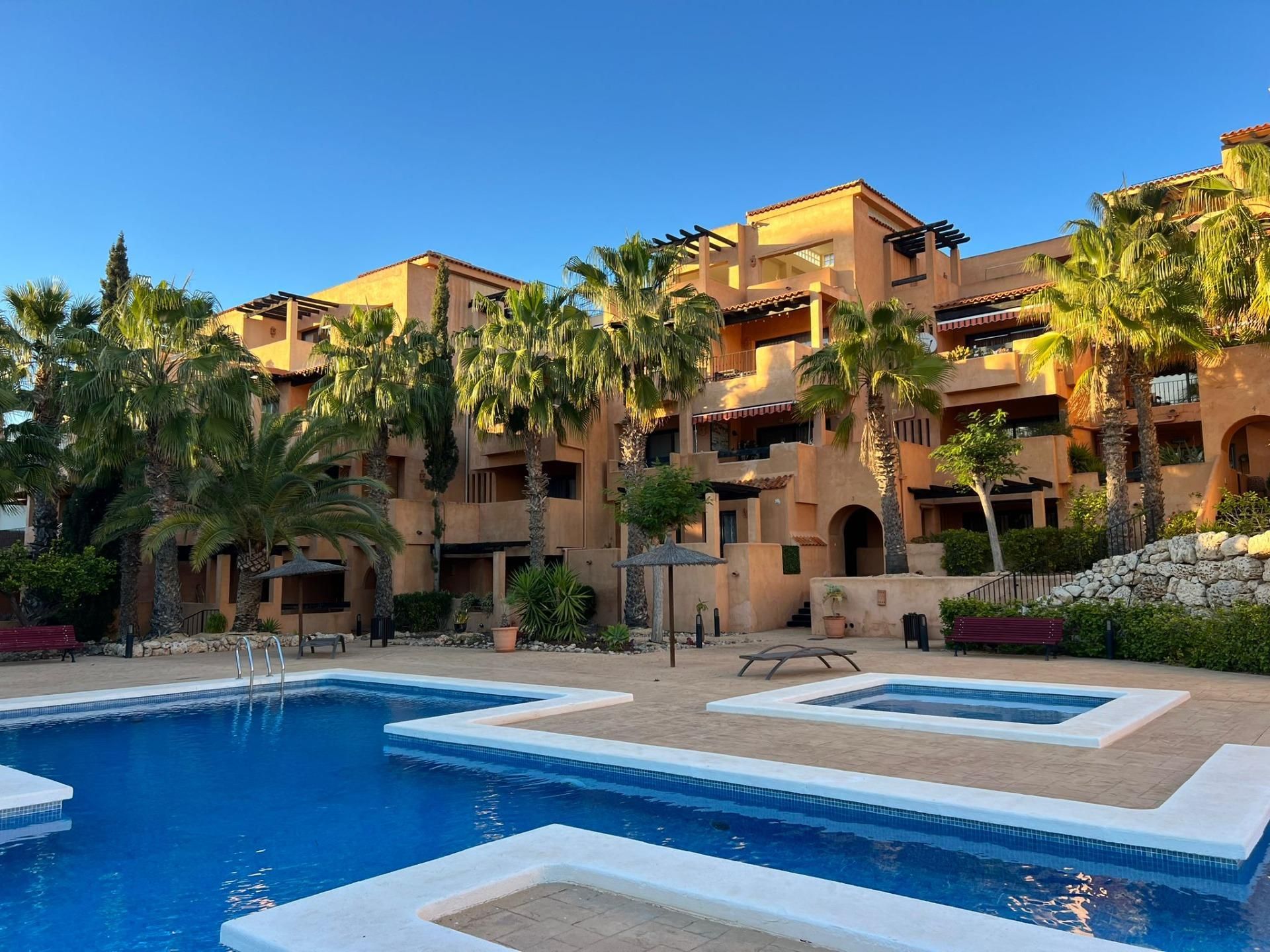 Vista exterior de Casa o xalet en venda en Orihuela amb Aire condicionat, Terrassa i Balcó