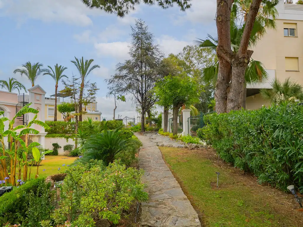 Jardín de Dúplex en venta en Marbella con Piscina