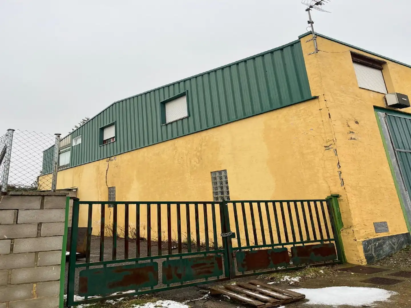 Exterior view of Industrial buildings for sale in La Pola de Gordón 