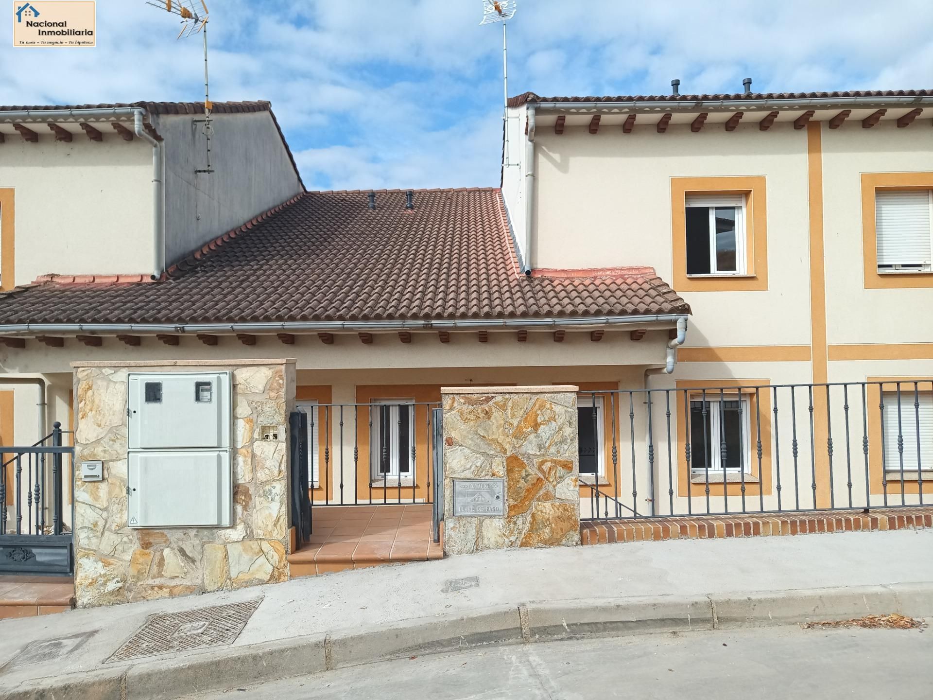 Exterior view of Single-family semi-detached for sale in Arenas de San Pedro  with Private garden, Terrace and Storage room