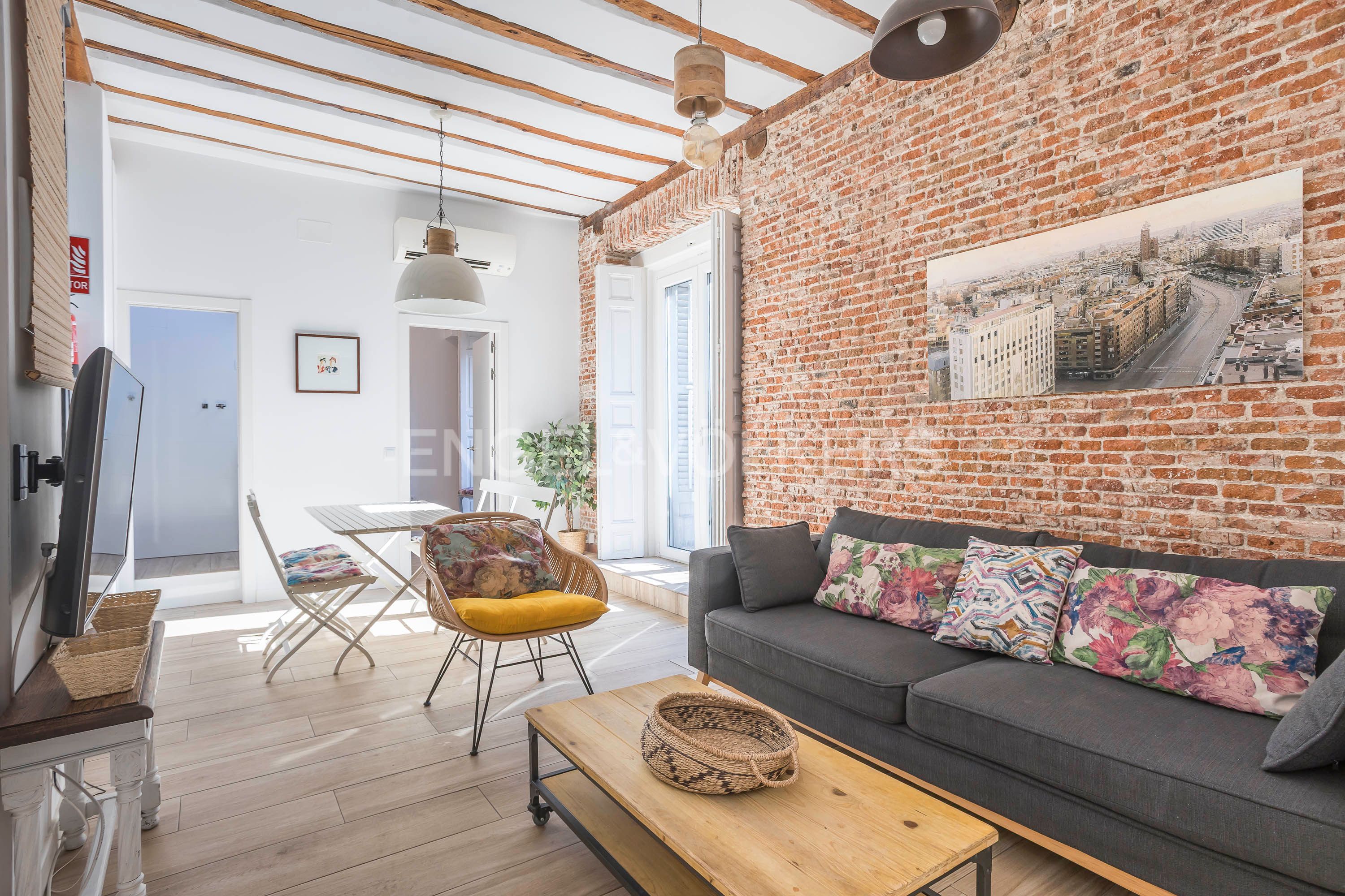 Sala d'estar de Apartament de lloguer en  Madrid Capital amb Aire condicionat, Calefacció i Moblat