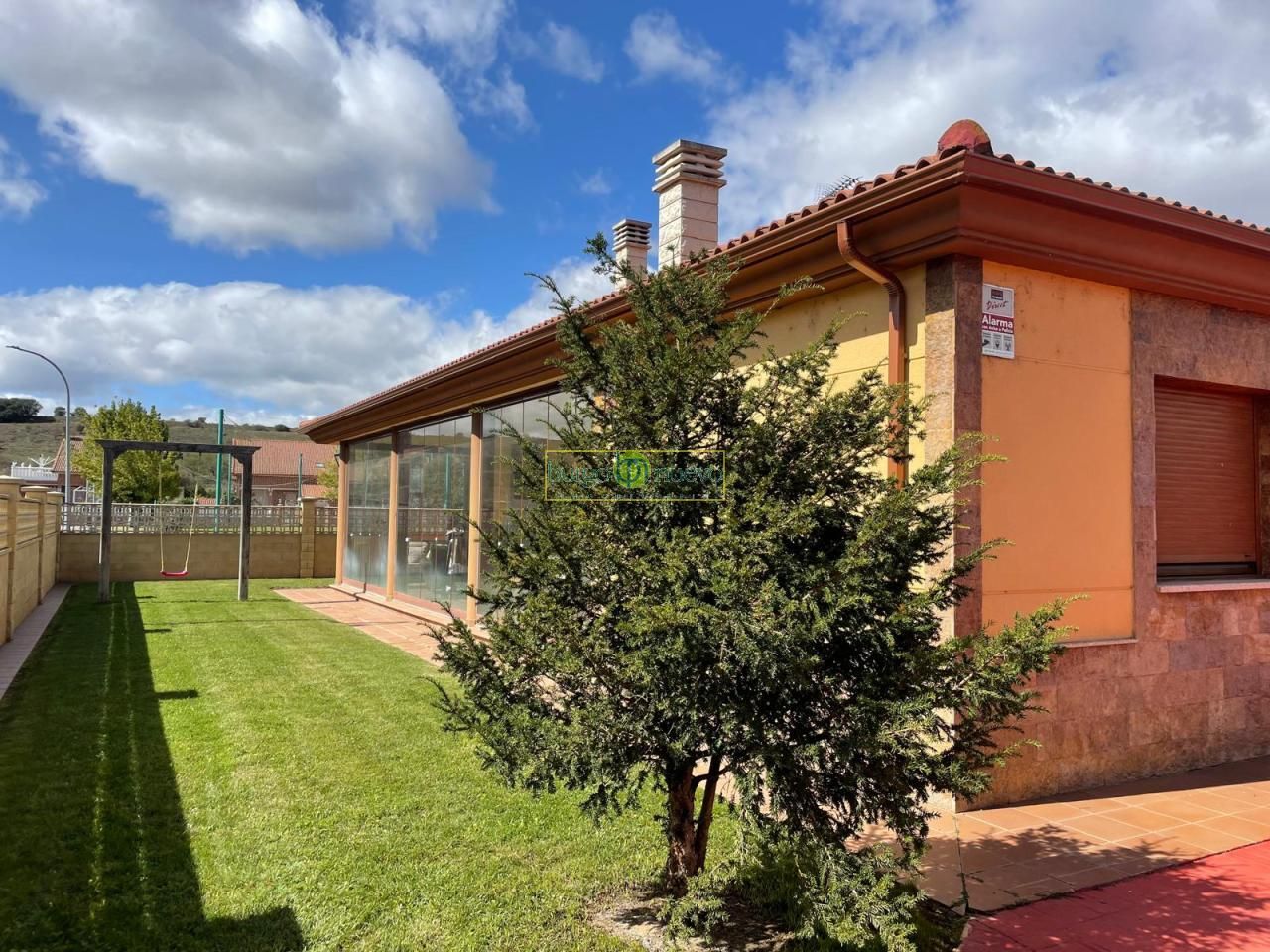 Vista exterior de Casa o xalet en venda en Villamañán amb Calefacció, Jardí privat i Terrassa