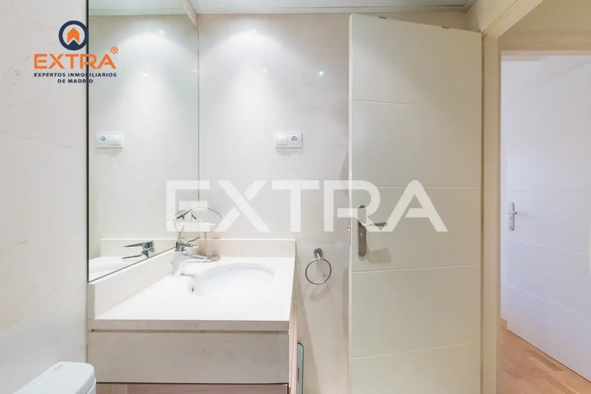 Bany de Apartament de lloguer en Madrid amb Aire condicionat, Calefacció i Traster