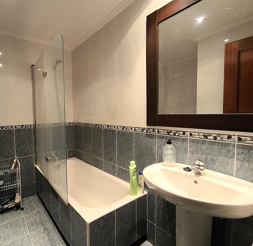 Baño de Casa adosada en venta en Castro-Urdiales con Calefacción, Terraza y Balcón
