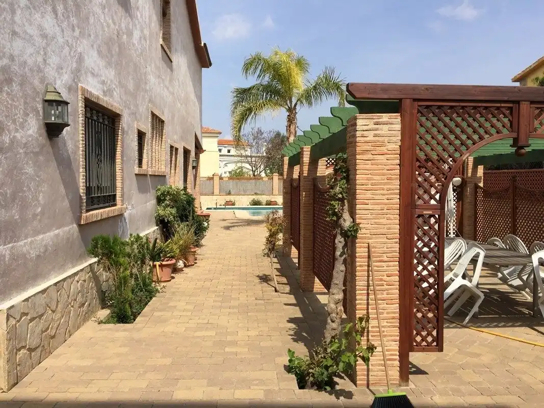 Vista exterior de Casa o xalet en venda en Elche / Elx amb Jardí privat, Terrassa i Piscina