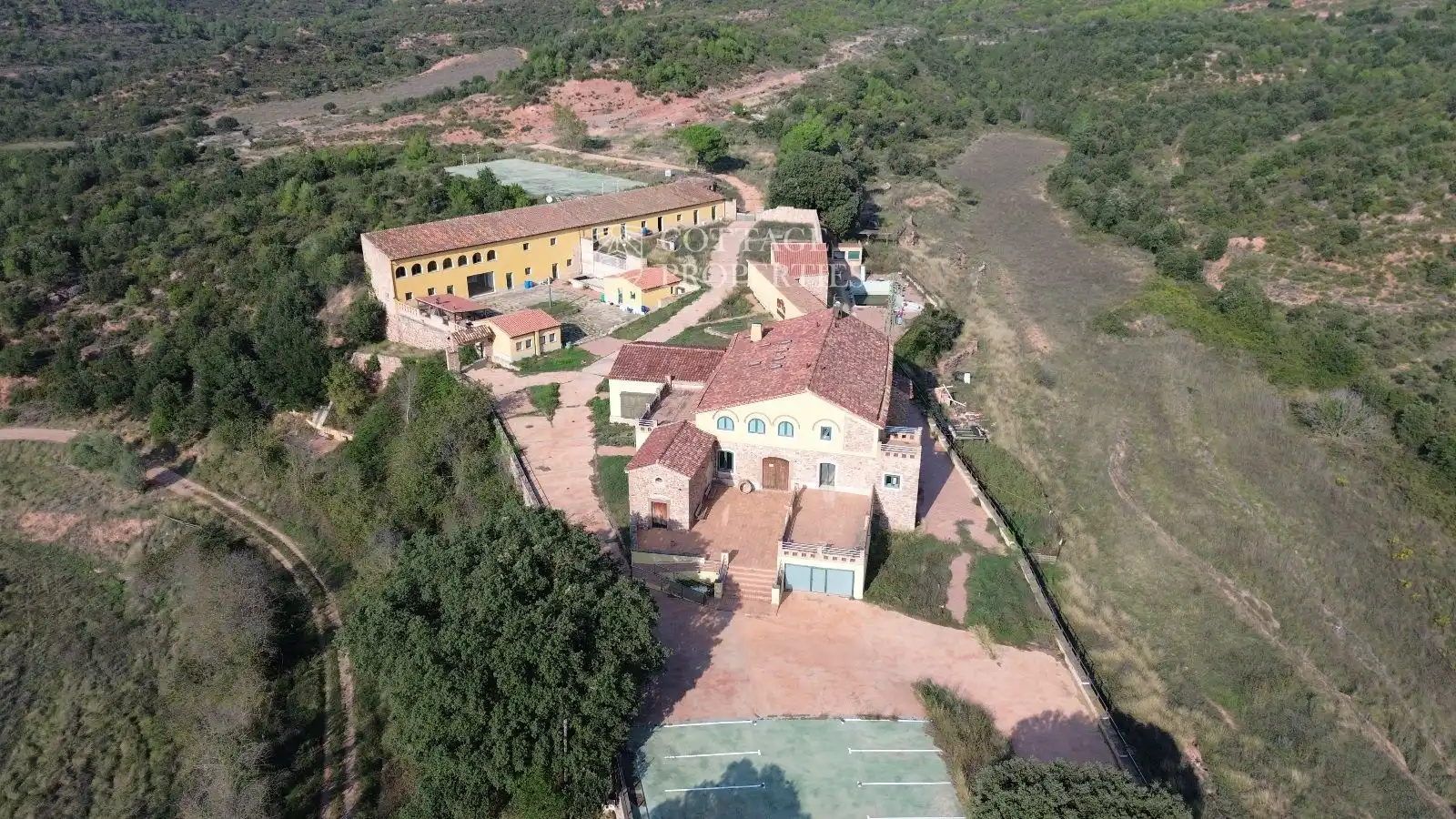 Vista exterior de Finca rústica en venda en Sant Llorenç Savall amb Calefacció i Piscina