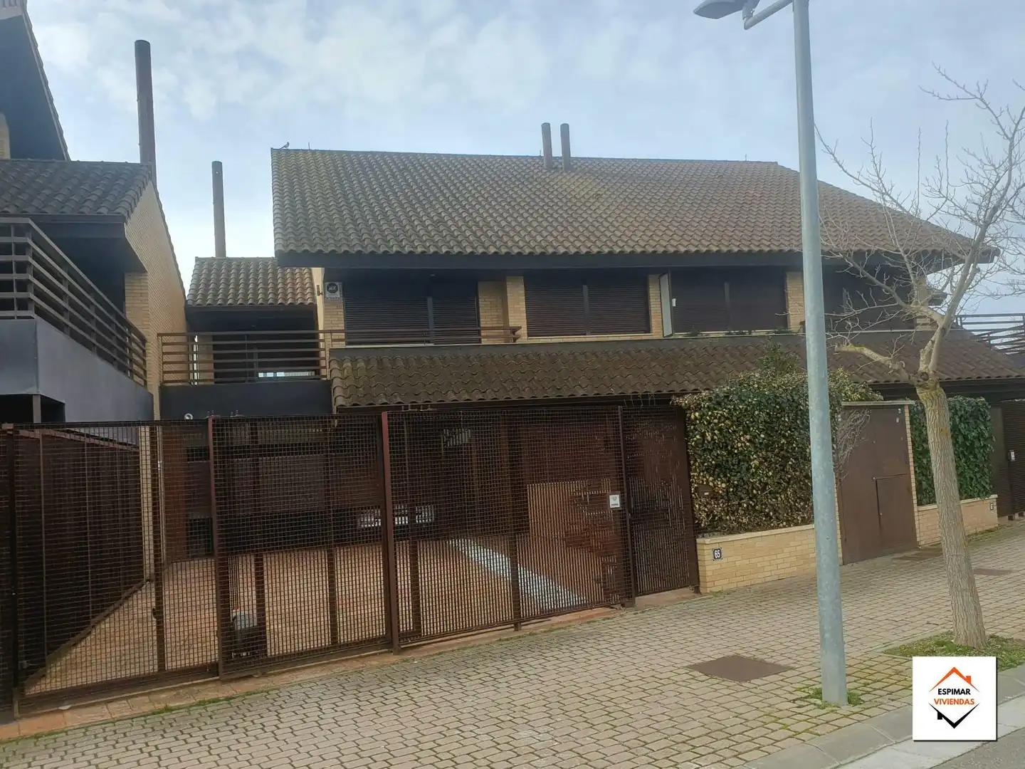 Außenansicht von Einfamilien-Reihenhaus zum Verkauf in Villanueva de Gállego mit Heizung, Privatgarten und Terrasse