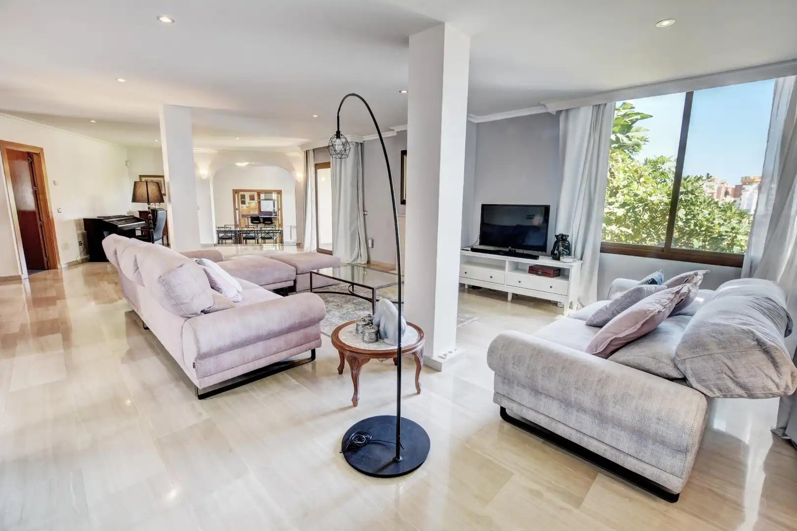 Sala d'estar de Casa o xalet en venda en Benalmádena amb Aire condicionat, Calefacció i Jardí privat